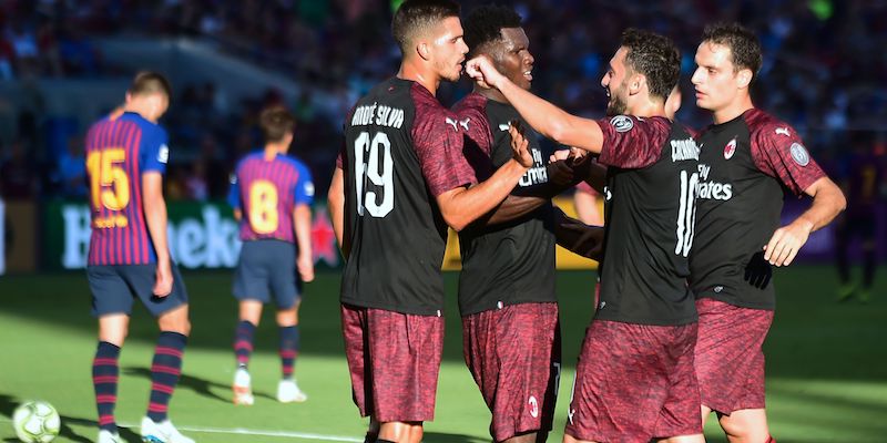 I giocatori del Milan festeggiano il gol della vittoria nella partita contro il Barcellona (FREDERIC J. BROWN/AFP/Getty Images)