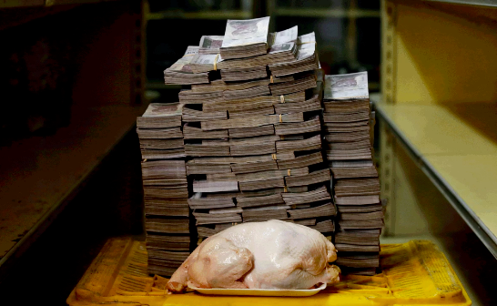 Per fare la spesa in Venezuela servono montagne di banconote