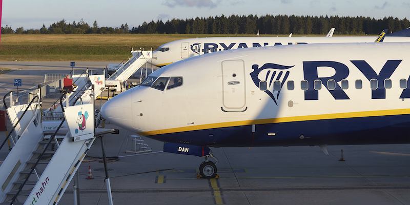 Un aereo Ryanair fermo all'aeroporto di Hahn, in Germania, il 10 agosto 2018 (Thomas Frey/dpa via AP)
