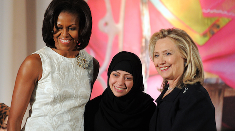 L'attivista saudita Samar Badawi nel marzo 2012 alla Casa Bianca mentre riceve un premio per il suo impegno a favore dei diritti delle donne. Con lei ci sono l'allora segretaria di Stato Hillary Clinton e l'allora first lady degli Stati Uniti Michelle Obama (JEWEL SAMAD/AFP/Getty Images)