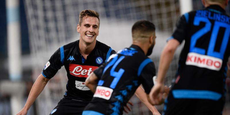 Arkadiusz Milik esulta con Lorenzo Insigne dopo il gol del vantaggio segnato alla Lazio (FILIPPO MONTEFORTE/AFP/Getty Images)