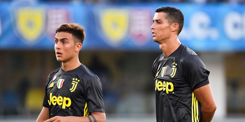 Cristiano Ronaldo e Paulo Dybala sabato scorso durante Chievo-Juventus (ALBERTO PIZZOLI/AFP/Getty Images)