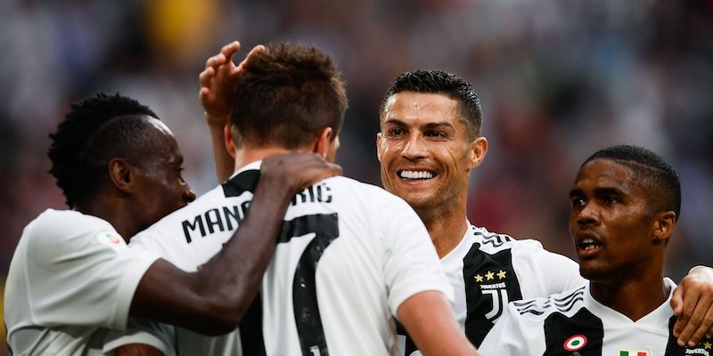 Blaise Matuidi, Mario Mandzukic, Cristiano Ronaldo e Douglas Costa dopo il secondo gol segnato alla Lazio (MARCO BERTORELLO/AFP/Getty Images)