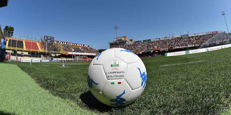 Il pallone ufficiale dell'ultima Serie B sul prato del Pino Zaccheria di Foggia (Giuseppe Bellini/Getty Images)