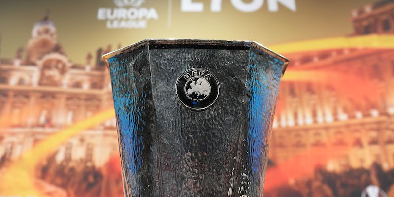 Il trofeo dell'Europa League esposto ai sorteggi dei gironi della passata edizione (FABRICE COFFRINI/AFP/Getty Images)