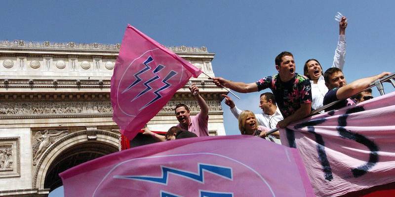 I giocatori dello Stade Francais festeggiano lungo gli Champs Elysees la vittoria del campionato francese del 2007 (JEAN AYISSI/AFP/Getty Images)