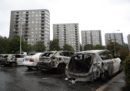 Tre persone sono state arrestate per l'incendio di decine di automobili in Svezia lunedì scorso