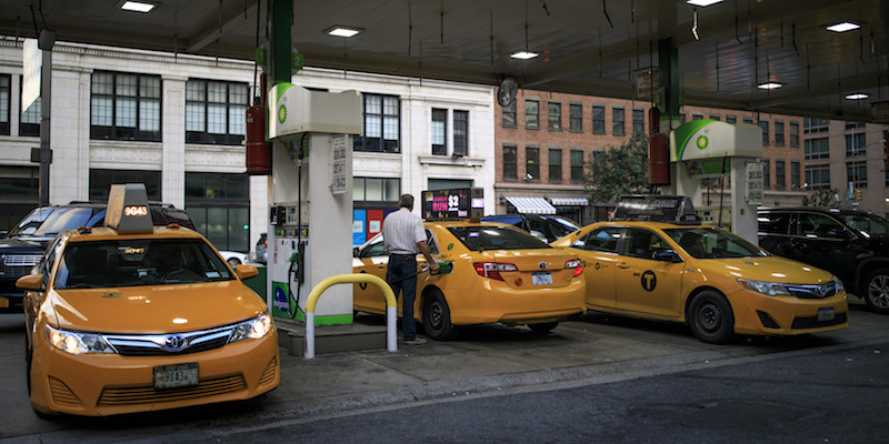 Alcuni taxi fanno rifornimento a Manhattan, l'8 agosto 2018 (Drew Angerer/Getty Images)
