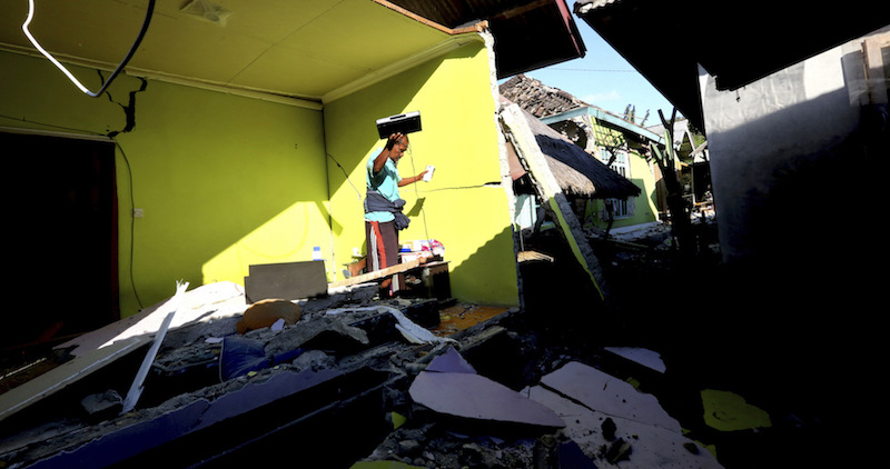 Almeno 98 morti per il terremoto in Indonesia