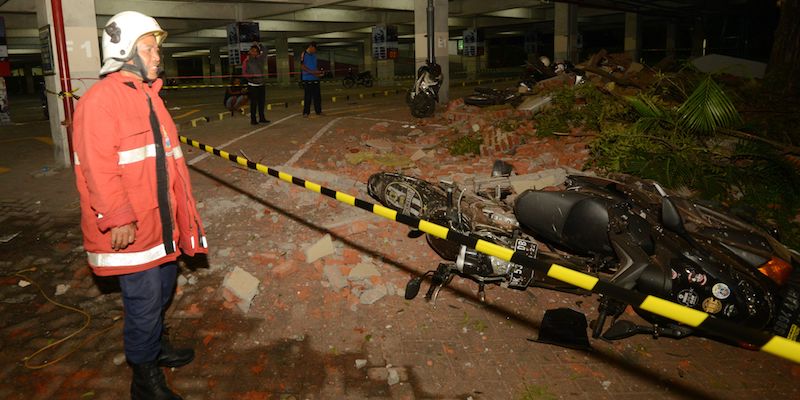 Gli effetti del terremoto di Lombok fuori da un centro commerciale di Denpasar, a Bali, il 5 agosto 2018 (SONNY TUMBELAKA/AFP/Getty Images)