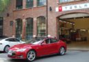 Tesla sta aumentando la sua produzione di automobili e tra aprile e giugno i ricavi sono cresciuti del 43 per cento rispetto al 2017