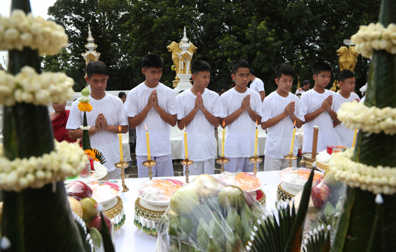 L'allenatore della squadra di calcio (a sinistra) e alcuni dei ragazzi intrappolati nella grotta durante una cerimonia religiosa buddista. (AP Photo/Sakchai Lalit)