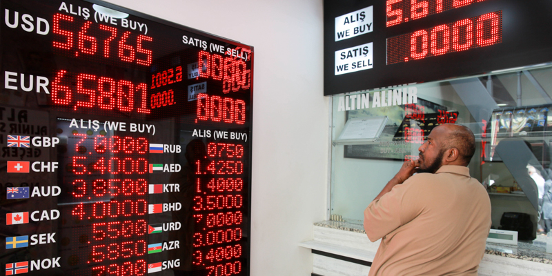Un ufficio di cambio valute a Istanbul. (AP Photo/Mucahid Yapici)
