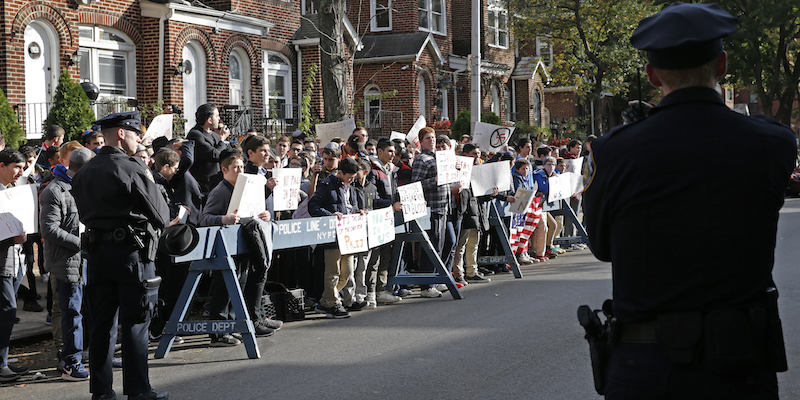 Una protesta contro la presenza di Jakiw Palij a New York (AP Photo/Kathy Willens)