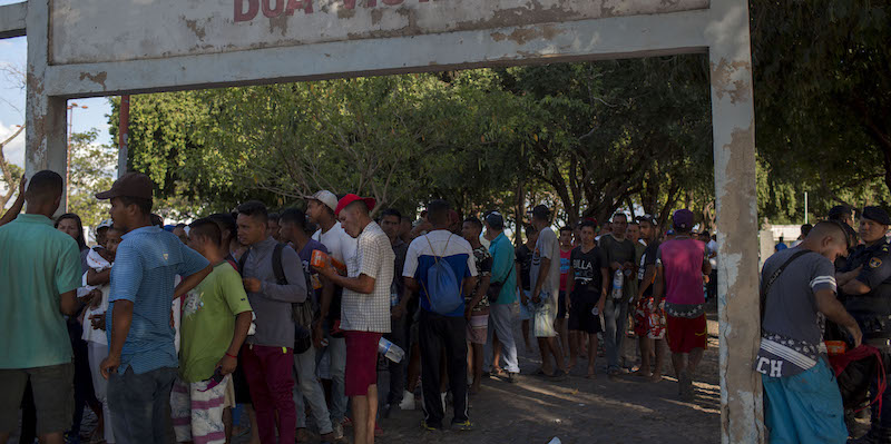 Profughi venezuelani aspettano di ricevere cibo dai volontari in piazza Simon Bolivar della città brasiliana di Boa Vista, nello stato di Roraima (MAURO PIMENTEL/AFP/Getty Images)