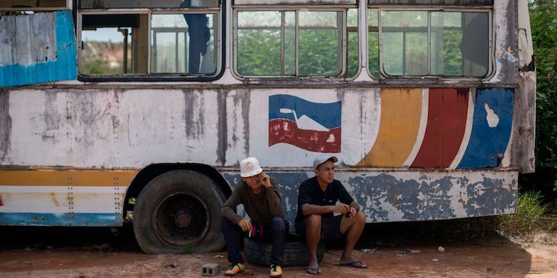 Due migranti venezuelani in strada a Pacaraima, nello stato brasiliano di Roraima (MAURO PIMENTEL/AFP/Getty Images)