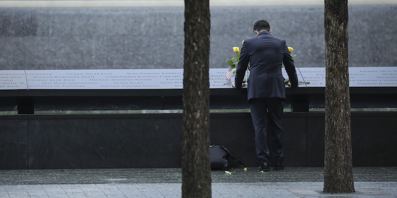 Un uomo prima della cerimonia al memoriale dell'11 settembre a New York
(Drew Angerer/Getty Images)