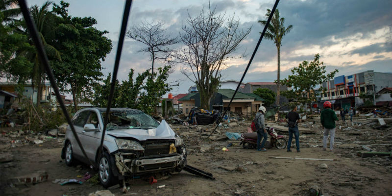 Una spiaggia colpita dallo tsunami a Palu, il 29 settembre 2018 (BAY ISMOYO/AFP/Getty Images)