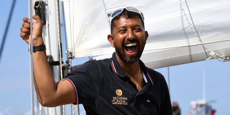 Il velista indiano Abhilash Tomy sulla Thuriya il giorno della partenza per la Golden Globe Race dal porto di Les Sables d'Olonne, il primo luglio 2018 (JEAN-FRANCOIS MONIER/AFP/Getty Images)