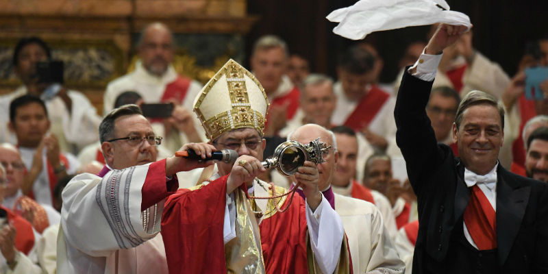 L'annuncio del cardinale Sepe della liquefazione del sangue di San Gennaro, 19 settembre 2018 (ANSA/ CIRO FUSCO)