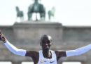 Il keniota Eliud Kipchoge ha stabilito il nuovo record mondiale nella maratona