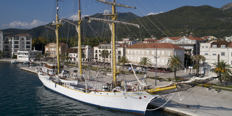 Il veliero Jadran nel porto di Teodo, in Montenegro, il 6 settembre 2018 (AP Photo/Darko Bandic)