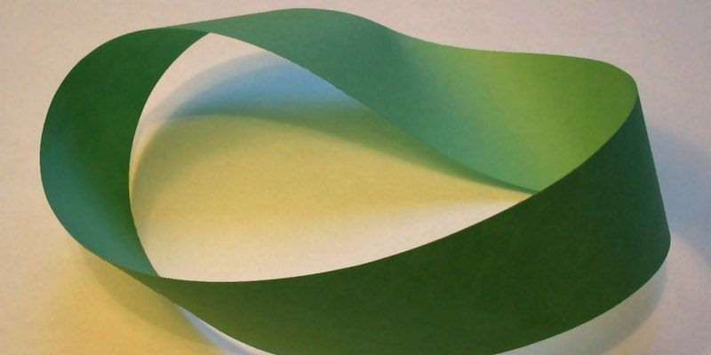 Un nastro di Möbius costruito con una striscia di carta e nastro adesivo (Wikimedia Commons/David Benbennick)
