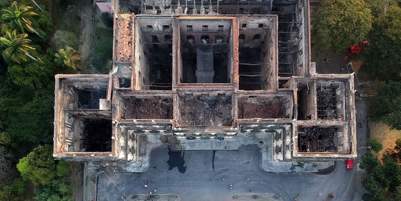 Il Museu Nacional di Rio de Janeiro fotografato da un drone dopo l'incendio, 3 settembre 2018
(MAURO PIMENTEL/AFP/Getty Images)
