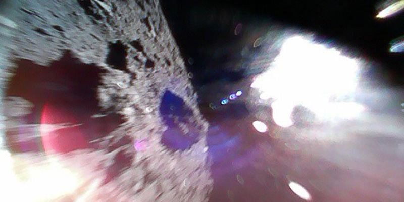 La superficie dell’asteroide Ryugu fotografata da Rover 1A (JAXA)