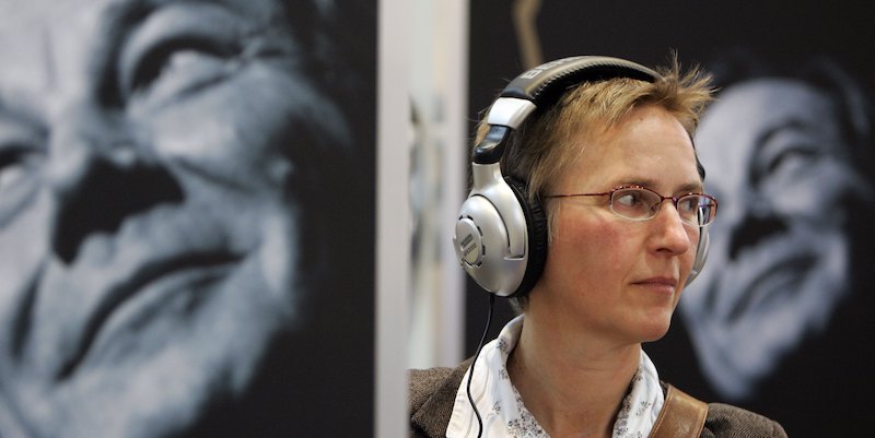 L'ascolto di un audiolibro alla Fiera di Francoforte, in Germania, il 17 marzo 2006 (Carsten Koall/Getty Images)