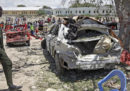 Almeno tre persone sono morte in una grossa esplosione causata da un'autobomba a Mogadiscio, in Somalia