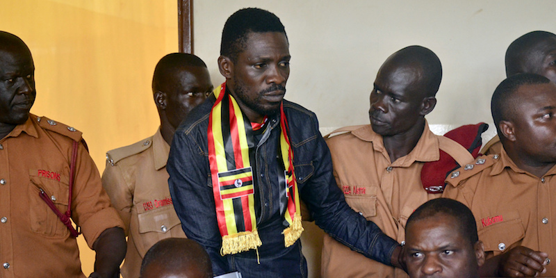 Bobi Wine, in un tribunale di Gulu, nel nord dell'Uganda, il 23 agosto 2018 (AP Photo)