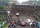 È crollata una parte di un ponte a Calcutta, in India: ci sono almeno un morto e 19 feriti