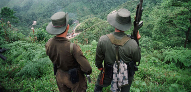 Una vecchia foto di due ribelli colombiani nella giungla. (PEDRO UGARTE/AFP/Getty Images)