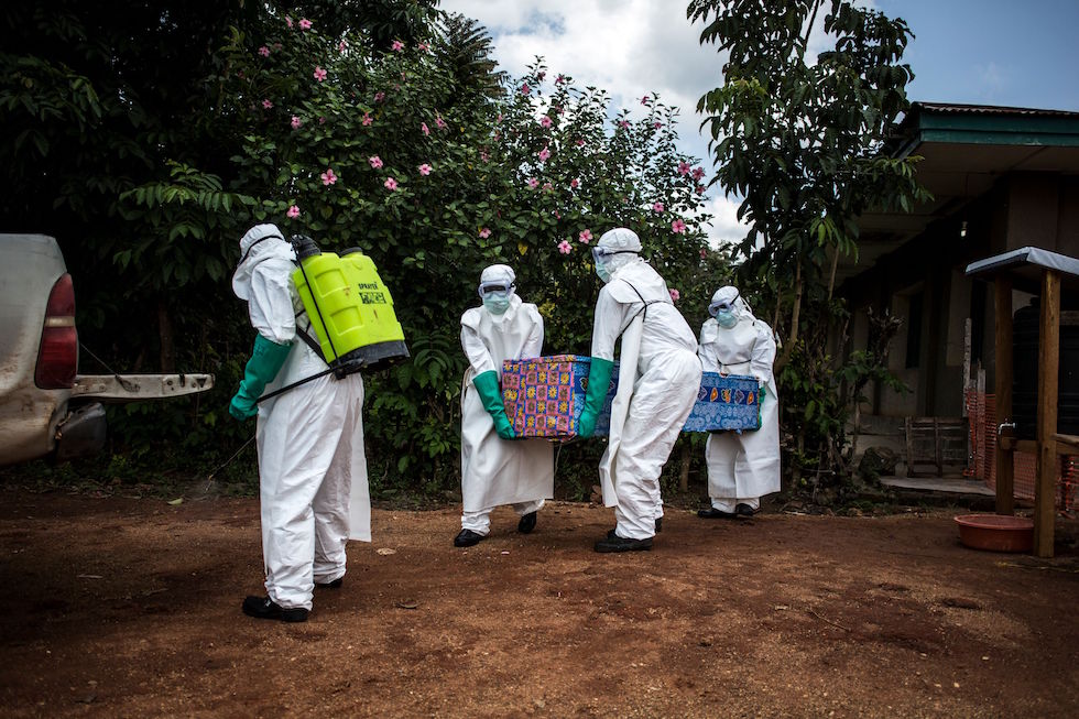 Operatori sanitari portano via una persona forse contagiata da ebola a Mangina, vicino a Beni, nella provincia del Kivu Nord, il 22 agosto 2018.
(JOHN WESSELS/AFP/Getty Images)