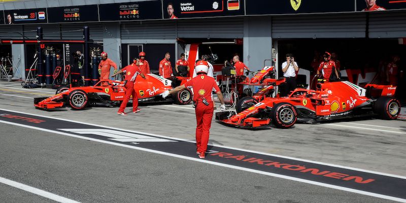 Le Ferrari di Sebastian Vettel e Kimi Raikkonen escono dai box per l'ultima sessione delle qualifiche del Gran Premio d'Italia (LUCA BRUNO/AFP/Getty Images)