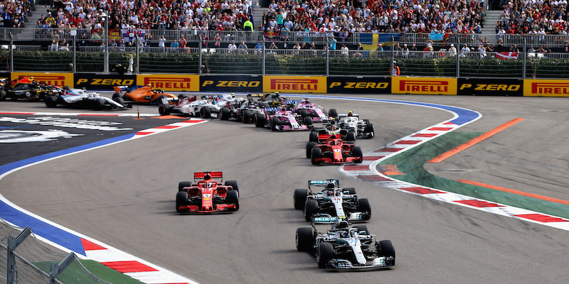 Le monoposto alla prima curva del Gran Premio di Russia (Charles Coates/Getty Images)