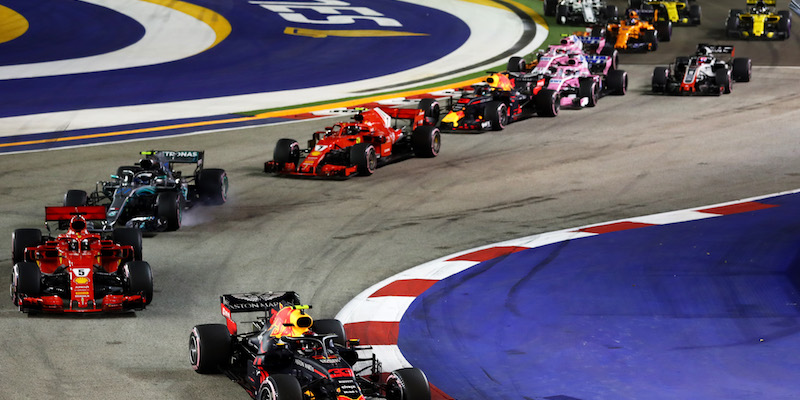 Le monoposto alle prime curve del Gran Premio di Singapore (Lars Baron/Getty Images)