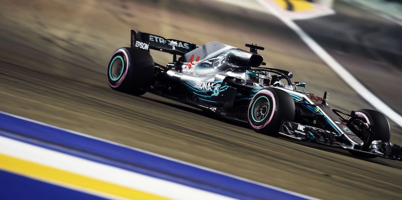 Lewis Hamilton nelle qualifiche del Gran Premio di Singapore di Formula 1 (ROSLAN RAHMAN/AFP/Getty Images)