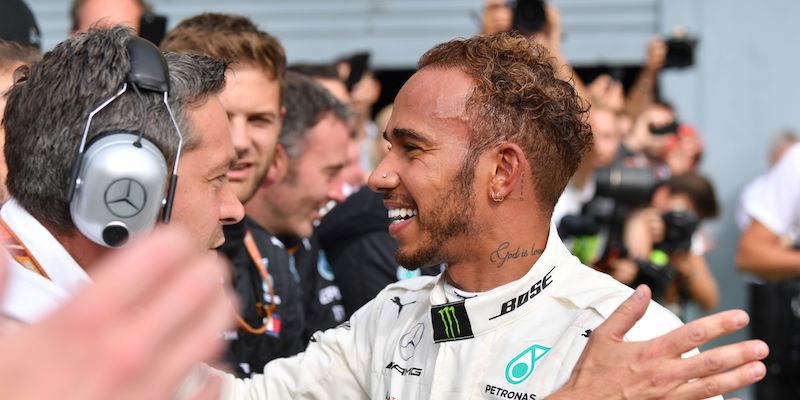 Hamilton festeggia con i meccanici della Mercedes la vittoria a Monza (ANDREJ ISAKOVIC/AFP/Getty Images)