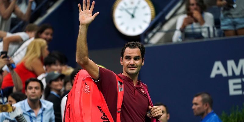 Roger Federer saluta il pubblico dopo essere stato eliminato dagli US Open dall'australiano John Millman, New York, 3 settembre 2018
(EDUARDO MUNOZ ALVAREZ/AFP/Getty Images)