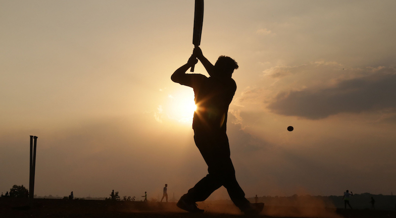 Un uomo indiano gioca a cricket a Bhopal, India, 16 settembre
(GAGAN NAYAR/AFP/Getty Images)
