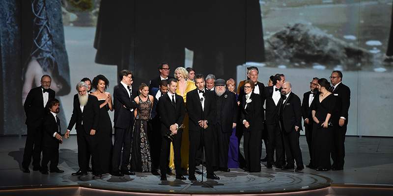 Il cast di Game of Thrones sul palco per la premiazione, alla presenza di George R.R. Martin, ideatore della storia fantasy e sceneggiatore di alcune puntate della serie (Robyn Beck / AFP)
