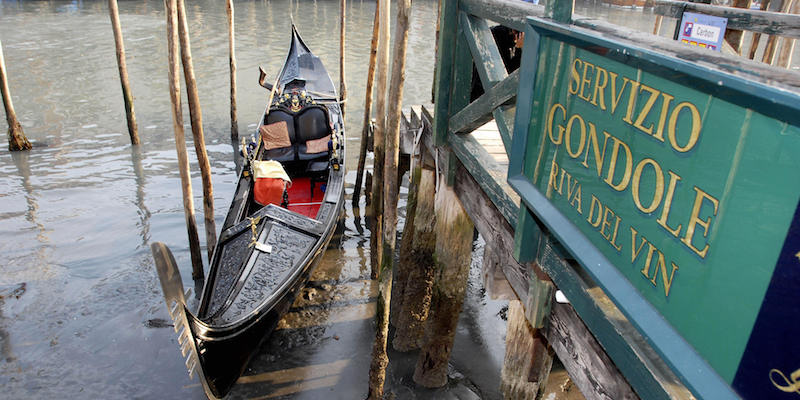 Una gondola arenata nel punto d'imbarco di Riva del Vin, ai piedi del Ponte di Rialto (ANDREA PATTARO/AFP/Getty Images)
