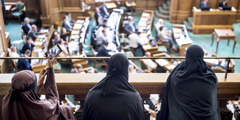 Donne con il niqab assistono a una sessione del Parlamento danese (Mads Claus Rasmussen/Ritzau Scanpix via AP)