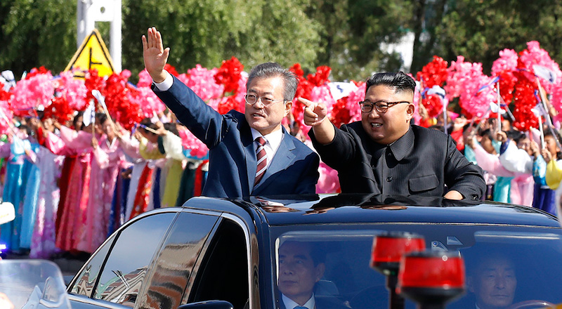 Il presidente della Corea del Sud, Moon Jae-in, e il presidente della Corea del Nord, Kim Jong-un, salutano la folla dall'automobile che li trasporta dall'aeroporto di Pyongyang al centro della capitale, Corea del Nord - 18 settembre 2018 (Pyongyang Press Corps Pool, (Kyodo via AP Images)