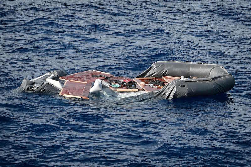 Un gommone affondato a largo della Libia nel maggio 2018 (LOUISA GOULIAMAKI/AFP/Getty Images)