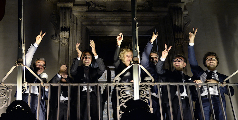 I ministri del Movimento 5 Stelle festeggiano l'approvazione della nota di aggiornamento del DEF, a Palazzo Chigi (Fabio Cimaglia / LaPresse)