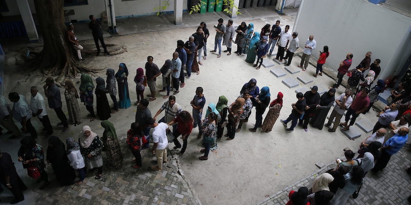 Cittadini delle Maldive in fila per votare alle elezioni presidenziali, a Malé, il 23 settembre 2018 (AP Photo/Eranga Jayawardena)