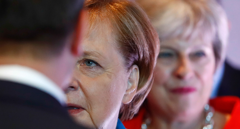 La cancelliera tedesca Angela Merkel, in primo piano, e la prima ministra britannica Theresa May sullo sfondo. (AP Photo/Matthias Schrader)